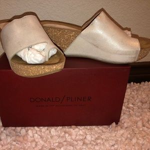 Donald Pliner Platino Tumb. Met. Brush Off